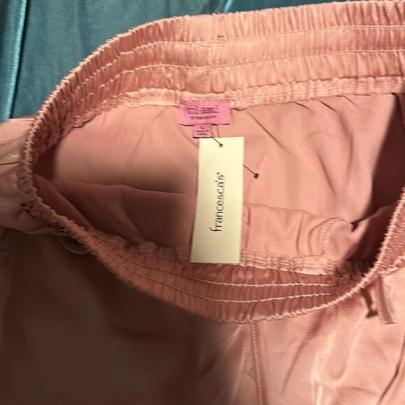 New Francesca’s light pink large satin pants with pockets - Picture 2 of 4